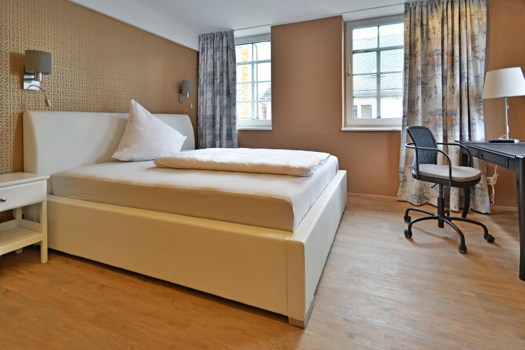 Hotel Zur Goldenen Sonne Usingen Luaran gambar